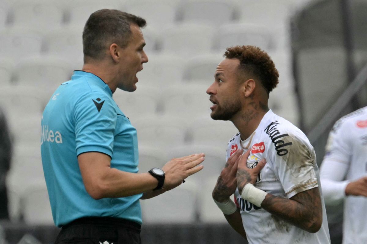 Santos' forward #10 Neymar argues with Brazilian referee Paulo Zanovelli during the Brazilian league football match between Santos and Coritiba at the Neo Quimica Arena in Sao Paulo, Brazil, on May 17, 2026. (Photo by NELSON ALMEIDA / AFP)