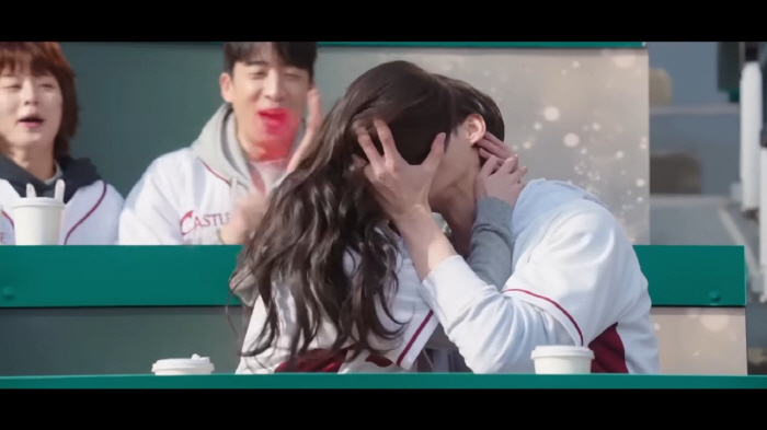 아이유♥변우석, “왜 컷을 안 해” 입모양 딱 걸렸다…야구장 키스신 속 현실 모먼트 포착