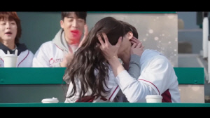 아이유♥변우석, “왜 컷을 안 해” 입모양 딱 걸렸다…야구장 키스신 속 현실 모먼트 포착