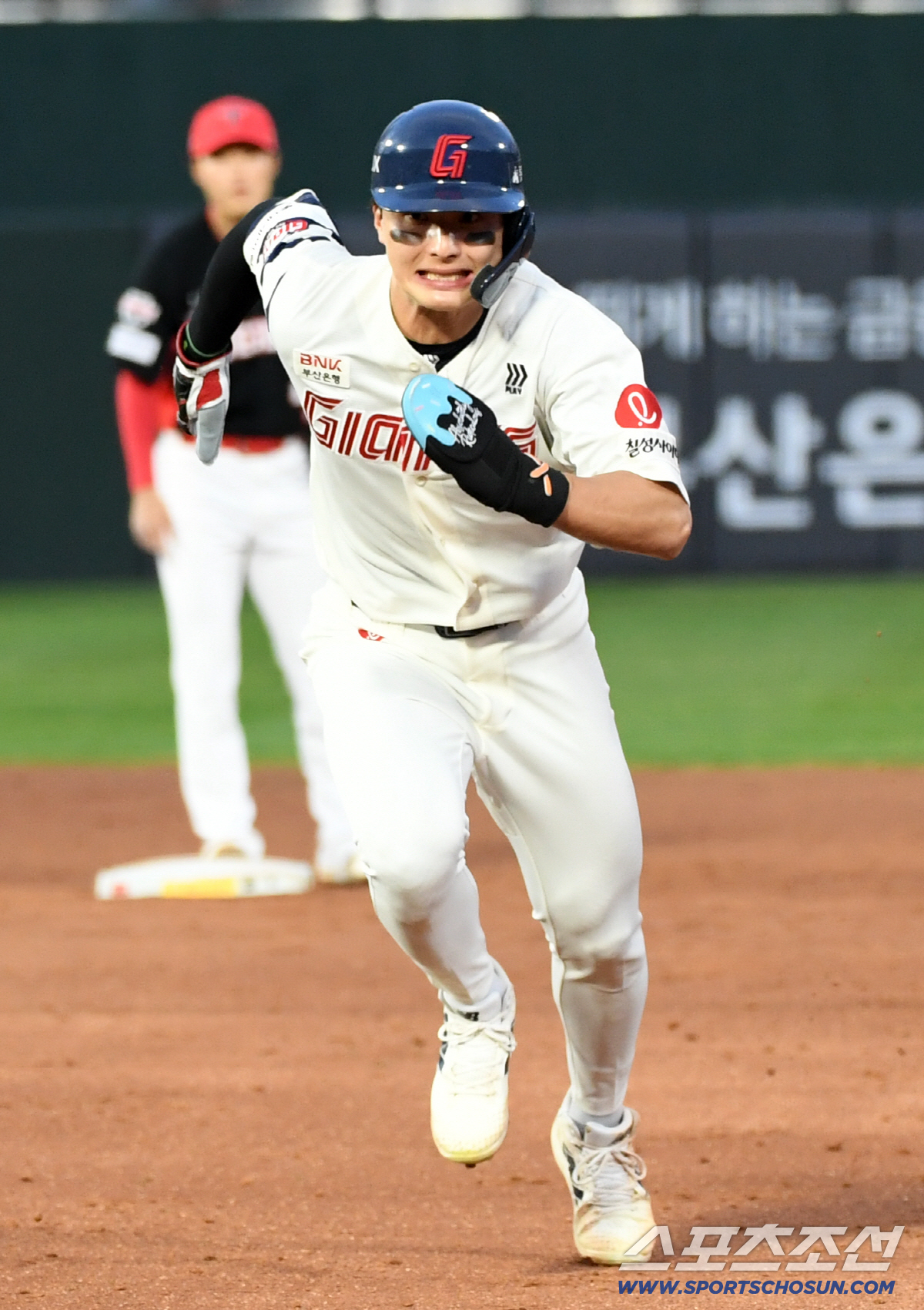 8일 부산 사직구장에서 열린 롯데와 KIA의 경기. 3회말 무사 1루 롯데 손성빈 직선타 때 윤동희가 1루로 귀루하고 있다. 결과는 아웃. 부산=박재만 기자 pjm@sportschosun.com/2026.05.08/