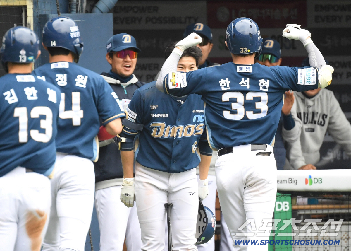 3일 잠실구장에서 열린 LG와 NC의 경기. 4회초 1사 1, 3루. NC 한석현이 3점 홈런을 날렸다. 동료들의 축하를 받고 있는 한석현. 잠실=송정헌 기자 songs@sportschosun.com/2026.05.03/