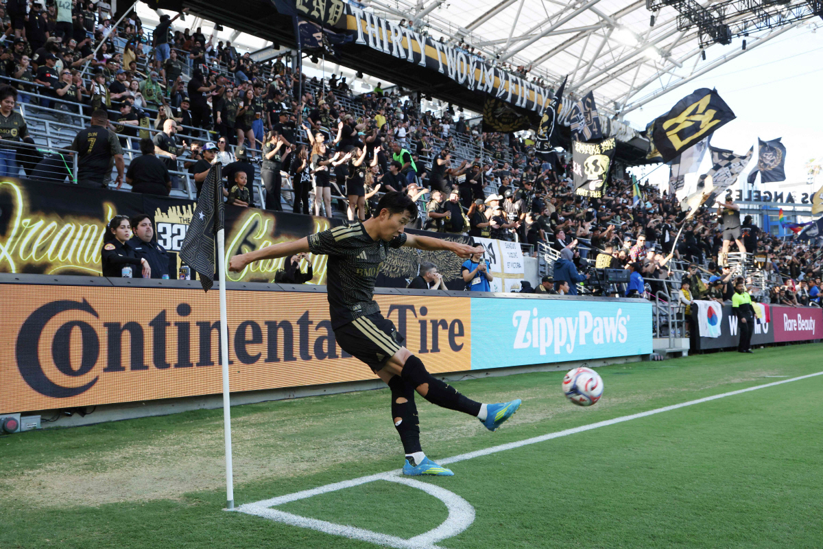 LOS ANGELES, CALIFORNIA - MAY 10: Son Heung-Min #7 of Los Angeles FC takes a corner kick during the MLS match between Los Angeles Football Club and Houston Dynamo FC at BMO Stadium on May 10, 2026 in Los Angeles, California. Kevork Djansezian/Getty Images/AFP (Photo by KEVORK DJANSEZIAN / GETTY IMAGES NORTH AMERICA / Getty Images via AFP)