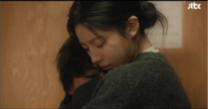 '유아적 모성애 아니다'...고윤정·구교환 '가디건 포옹' 논란에 문화평론가 반전 해석