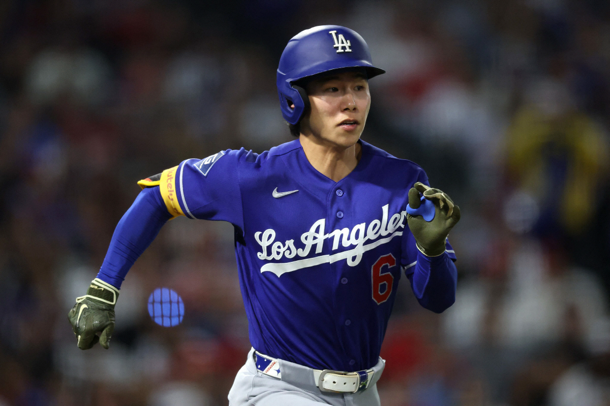 ANAHEIM, CALIFORNIA - MAY 16: Hyeseong Kim #6 of the Los Angeles Dodgers runs to first base during a game against the Los Angeles Angels at Angel Stadium of Anaheim on May 16, 2026 in Anaheim, California. Sean M. Haffey/Getty Images/AFP (Photo by Sean M. Haffey / GETTY IMAGES NORTH AMERICA / Getty Images via AFP)