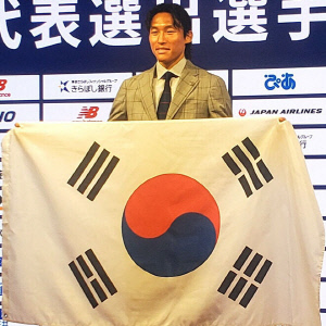 일본서 당당히 태극기 펼친 '인간승리' 韓 국가대표 김승규 솔직 고백 "월드컵 4번 생각도 못해, 은퇴도 고민했다"