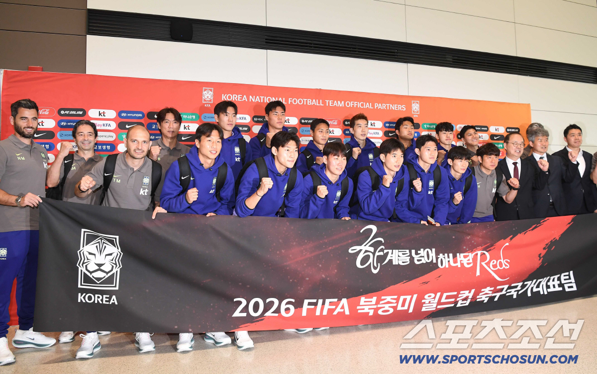 2026북중미 월드컵에 출전하는 A대표팀 본진이 18일 오후 인천국제공항 제2터미널을 통해 출국했다. 선수단이 함께 파이팅을 외치고 있다. 인천공항=정재근 기자 cjg@sportschosun.com/2026.5.18