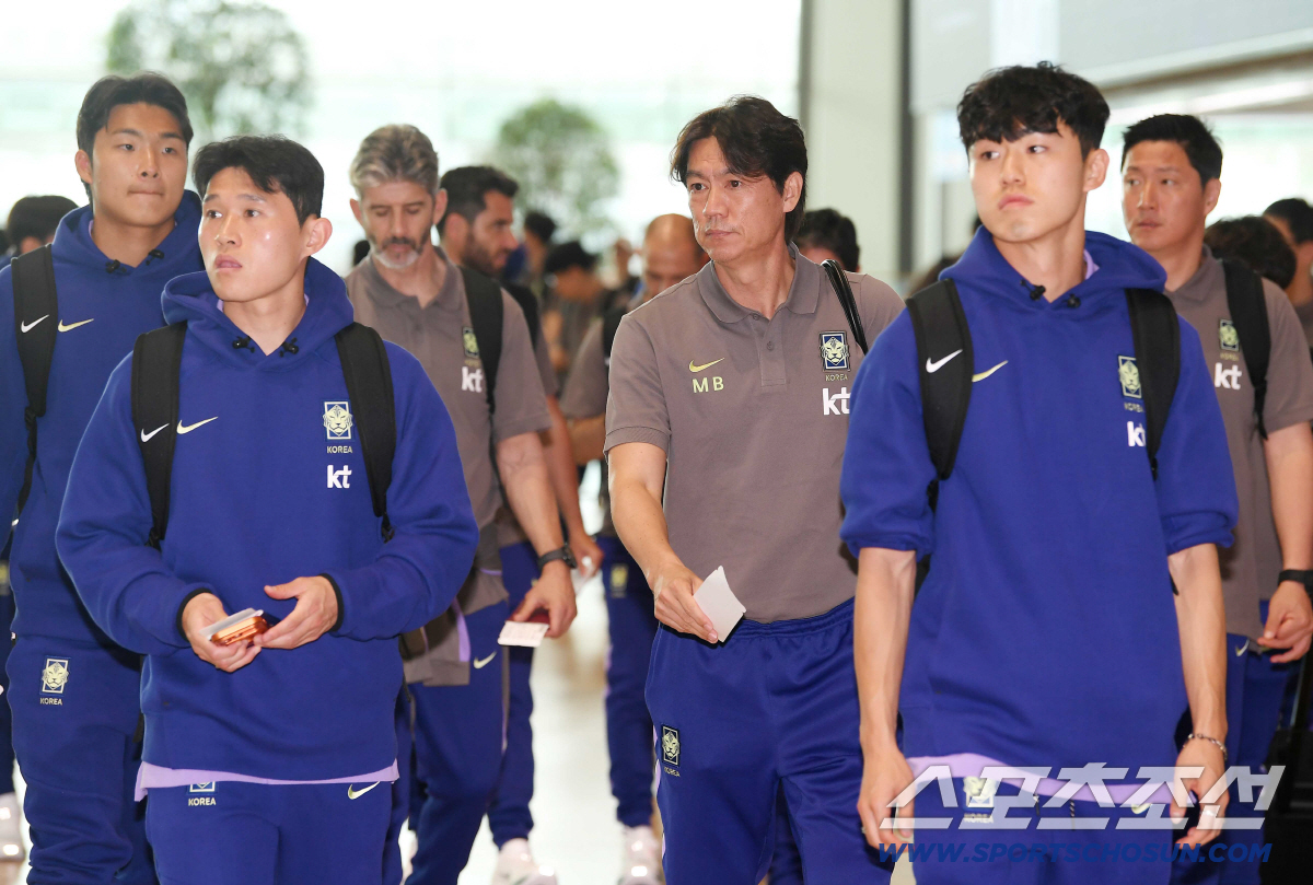 2026북중미 월드컵에 출전하는 A대표팀 본진이 18일 오후 인천국제공항 제2터미널을 통해 출국했다. 홍명보 감독과 선수들이 출국장으로 향하고 있다. 인천공항=정재근 기자 cjg@sportschosun.com/2026.5.18