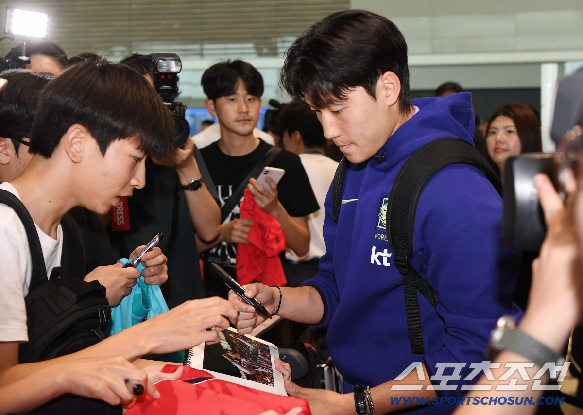 2026북중미 월드컵에 출전하는 A대표팀 본진이 18일 오후 인천국제공항 제2터미널을 통해 출국했다. 배준호가 팬들에게 사인을 해주고 있다. 인천공항=정재근 기자 cjg@sportschosun.com/2026.5.18