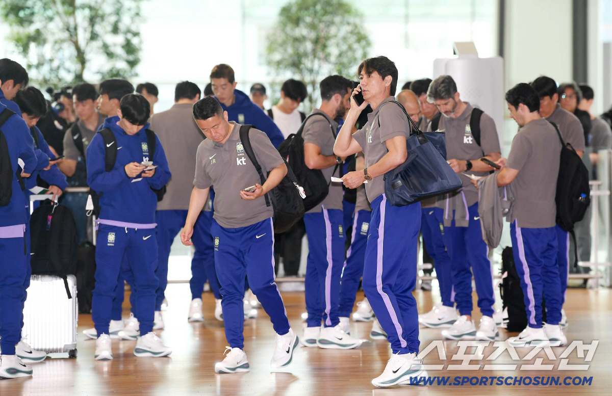 2026북중미 월드컵에 출전하는 A대표팀 본진이 18일 오후 인천국제공항 제2터미널을 통해 출국했다. 홍명보 감독과 선수들이 출국 수속을 하고 있다. 인천공항=정재근 기자 cjg@sportschosun.com/2026.5.18