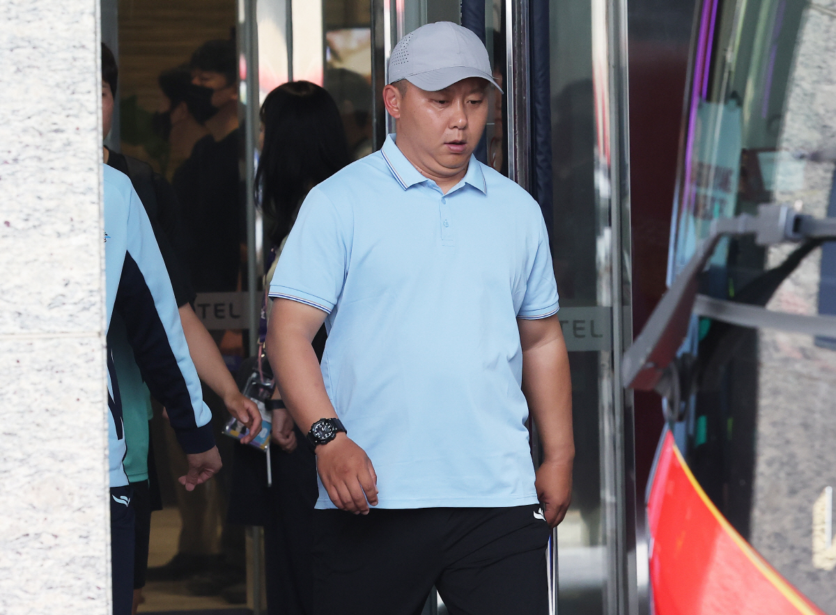 호텔 나오는 내고향여자축구단 리유일 감독