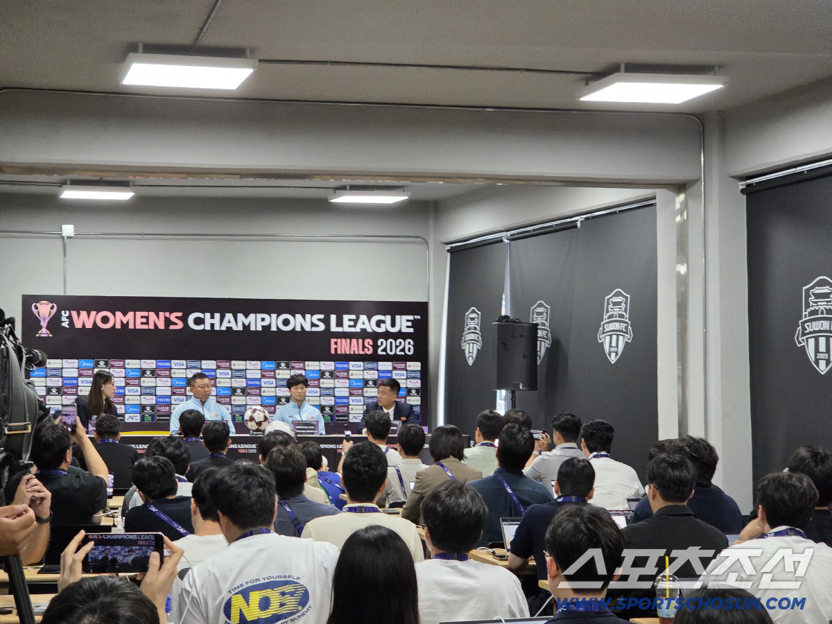 [속보]남북응원단과 분명한 선 그은 北 내고향 감독 "3000명 응원? 우린 경기하러 왔을뿐...감독이 생각할 일 아냐"[亞여자챔피언스리그 기자회견 현장]