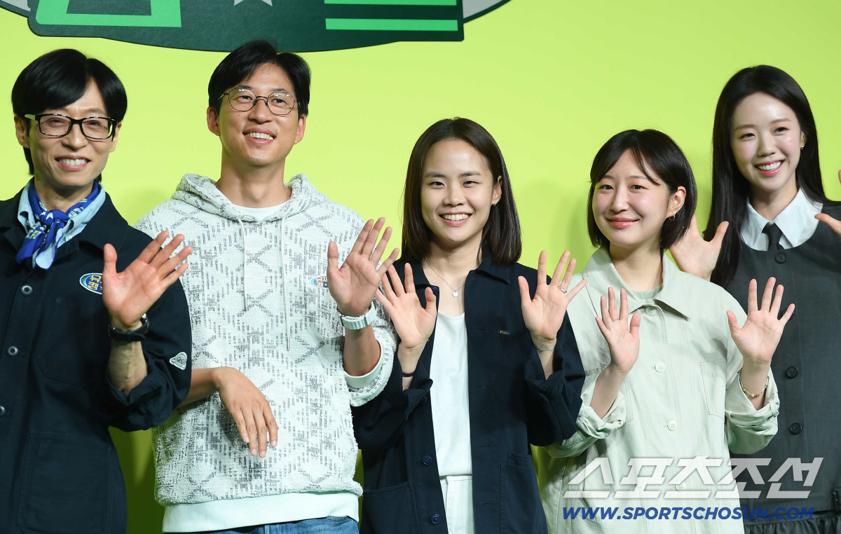 넷플릭스 예능 '유재석 캠프' 제작발표회가 19일 오전 서울 동대문 JW메리어트호텔에서 열렸다. 정효민, 이소민, 황윤서 PD(왼쪽부터)가 유재석 지예은과 함께 포즈 취하고 있다. 정재근 기자 cjg@sportschosun.com/2026.5.19