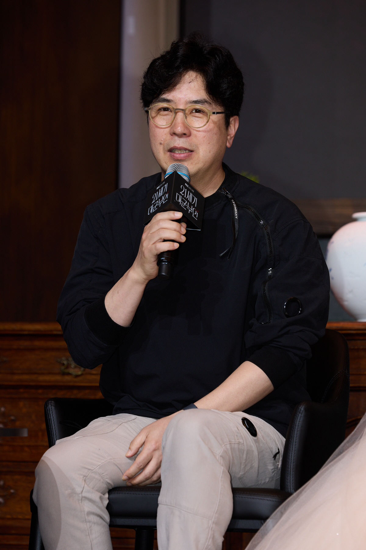 [인터뷰] "연기 잘한 아이유-변우석에 미안할 뿐, 기회달라"…'대군부인' 감독, '역사왜곡' 눈물과 회한의 사과(종합)