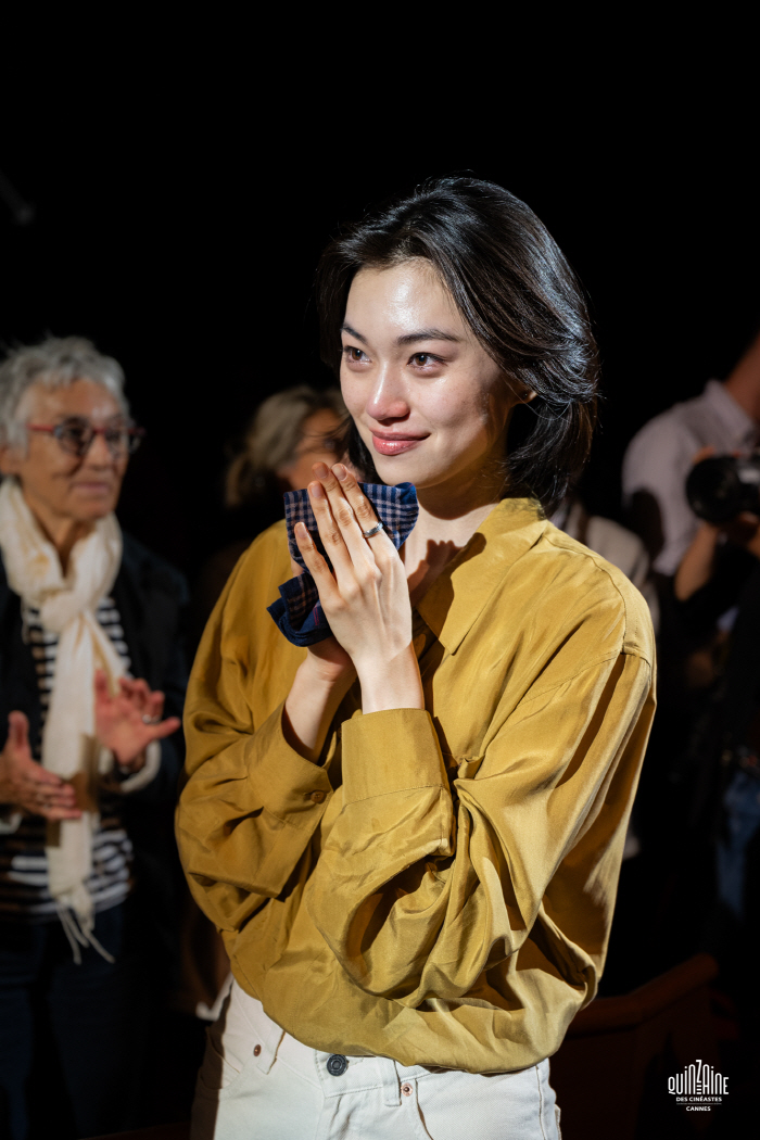 '도라'로 첫 칸 입성 김도연, 눈물 펑펑 소감 "매우 기쁘고 감사해"