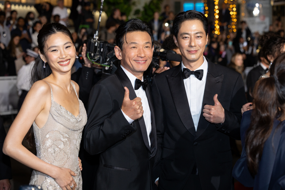 칸 문제작 '호프', 관객들 상영 중 큰 환호→박수 터져..칸 수상 낭보 전할까