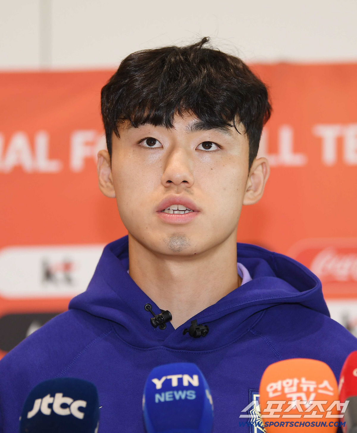2026북중미 월드컵에 출전하는 A대표팀 본진이 18일 오후 인천국제공항 제2터미널을 통해 출국했다. 이기혁이 인터뷰하고 있다. 인천공항=정재근 기자 cjg@sportschosun.com/2026.5.18