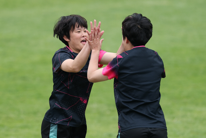 "北내고향 방남 후 웃는 모습 처음" 첫 훈련 공개...나이키 아디다스 축구화 눈길[亞여자챔스 현장]