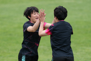 "北내고향 방남 후 웃는 모습 처음" 첫 훈련 공개...나이키 아디다스 축구화 눈길[亞여자챔스 현장]
