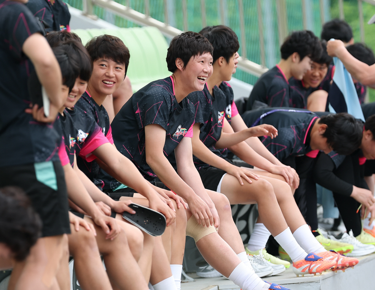 훈련 준비하는 내고향축구단 선수들