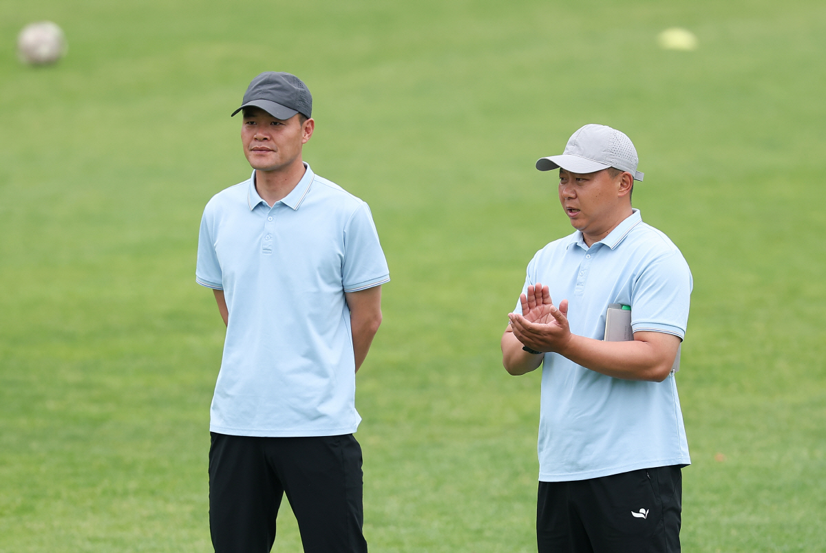 훈련 지켜보는 내고향여자축구단 리유일 감독
