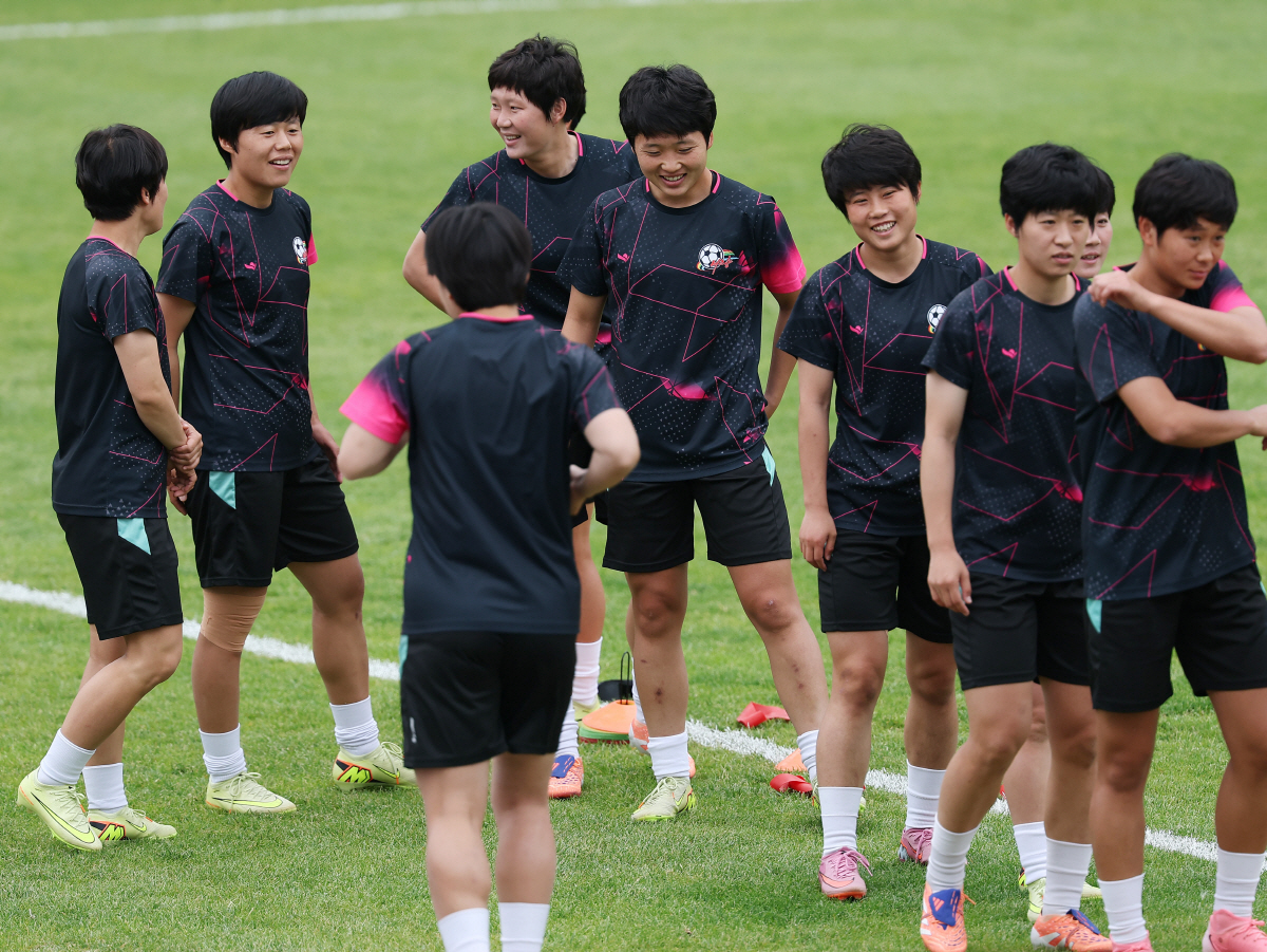 경기 앞두고 훈련하는 내고향축구단 선수들