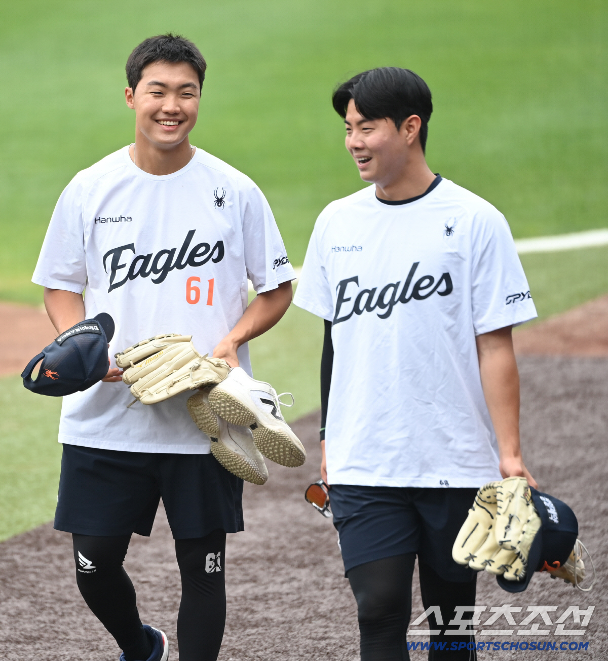 19일 대전한화생명볼파크에서 열린 롯데와 한화의 경기. 정우주와 박준영이 훈련을 마치고 발걸음을 옮기고 있다. 대전=허상욱 기자 wook@sportschosun.com/2026.05.19/