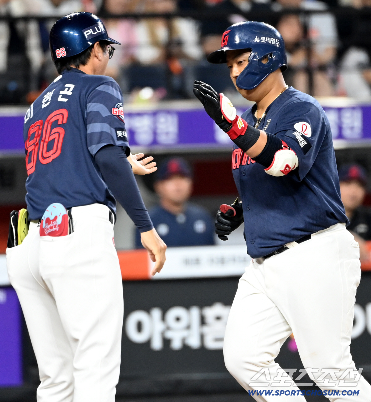 19일 대전한화생명볼파크에서 열린 롯데와 한화의 경기. 8회초 한동희가 동점 솔로홈런을 치고 기쁨을 나누고 있다. 대전=허상욱 기자 wook@sportschosun.com/2026.05.19/
