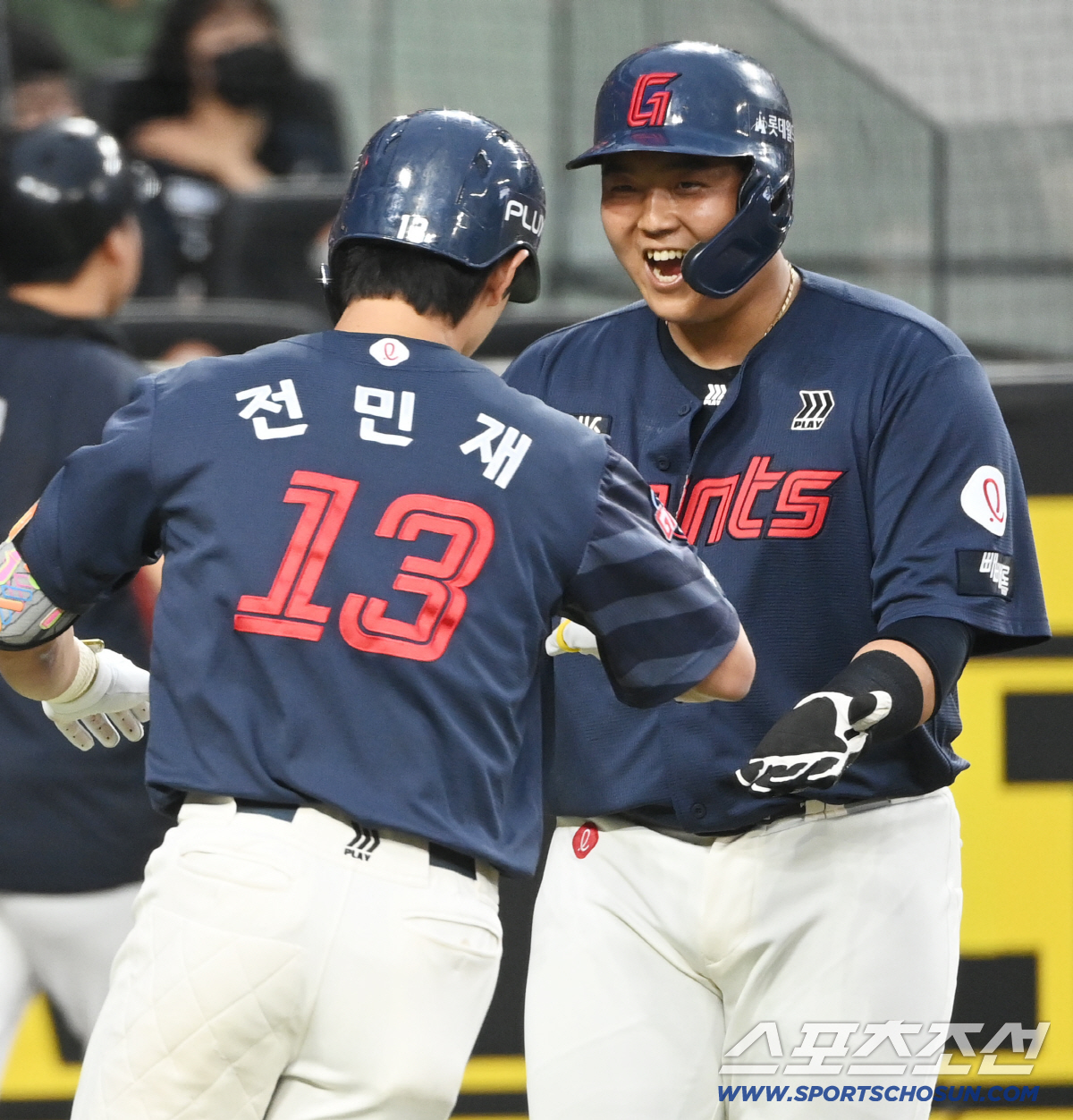 19일 대전한화생명볼파크에서 열린 롯데와 한화의 경기. 2회초 2사 1루 롯데 전민재가 역전 2점홈런을 치고 한동희와 기쁨을 나누고 있다. 대전=허상욱 기자 wook@sportschosun.com/2026.05.19/