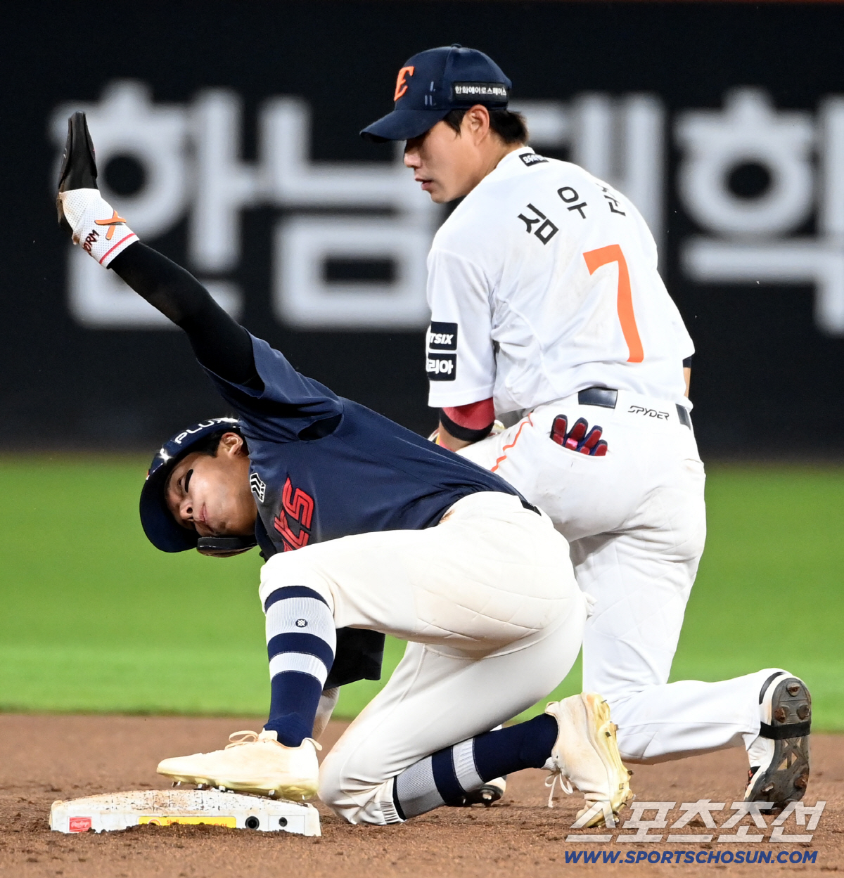 19일 대전한화생명볼파크에서 열린 롯데와 한화의 경기. 8회초 2사 1루 황성빈 타석때 1루주자 장두성이 2루 도루를 성공하고 있다. 대전=허상욱 기자 wook@sportschosun.com/2026.05.19/