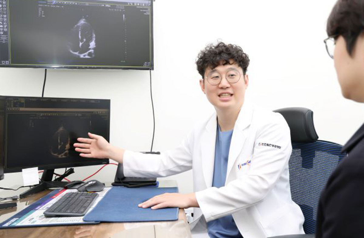 ◇고혈압 관리의 중요성에 대해 설명하는 인천힘찬종합병원 순환기내과 김민식 과장.