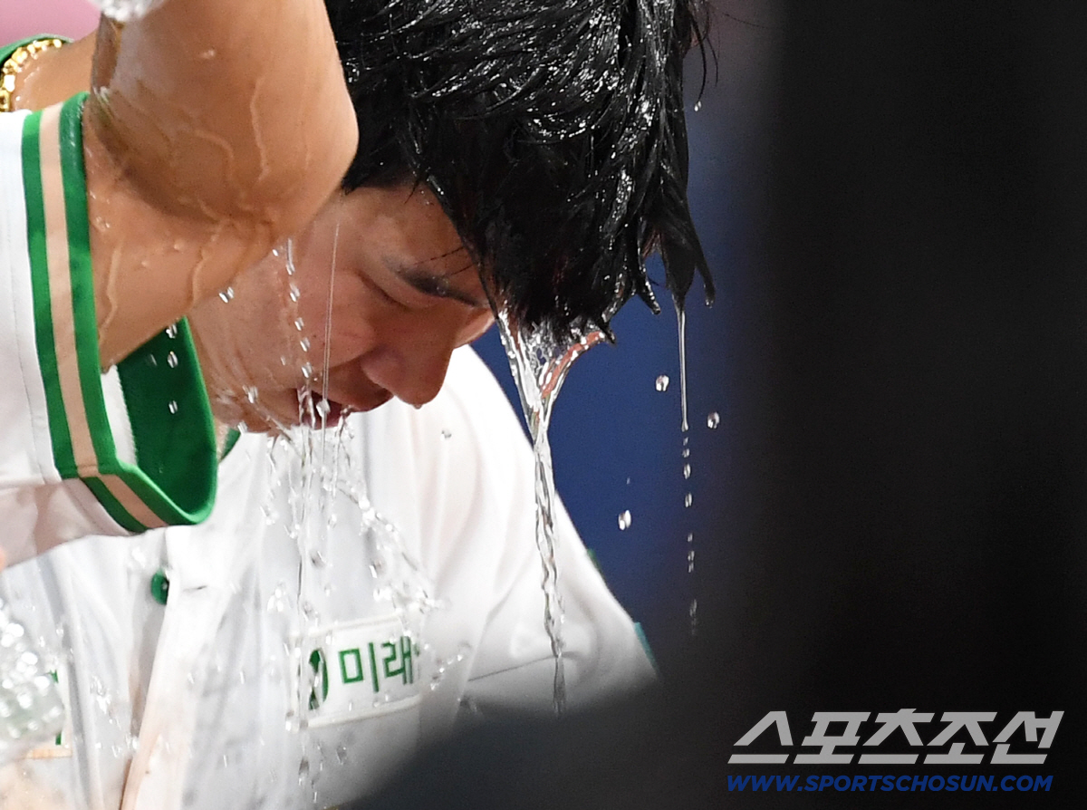 19일 고척 스카이돔에서 열린 키움과 SSG의 경기. 9회말 키움 김웅빈이 SSG 조병현을 상대로 끝내기홈런을 날렸다. 동료들의 축하 받으며 눈물의 인터뷰 마친 김웅빈. 고척=송정헌 기자 songs@sportschosun.com/2026.05.19/