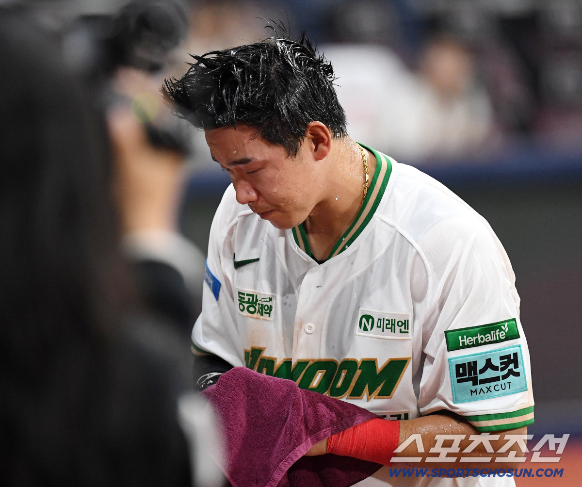 19일 고척 스카이돔에서 열린 키움과 SSG의 경기. 9회말 키움 김웅빈이 SSG 조병현을 상대로 끝내기홈런을 날렸다. 눈물의 인터뷰 마친 김웅빈. 고척=송정헌 기자 songs@sportschosun.com/2026.05.19/