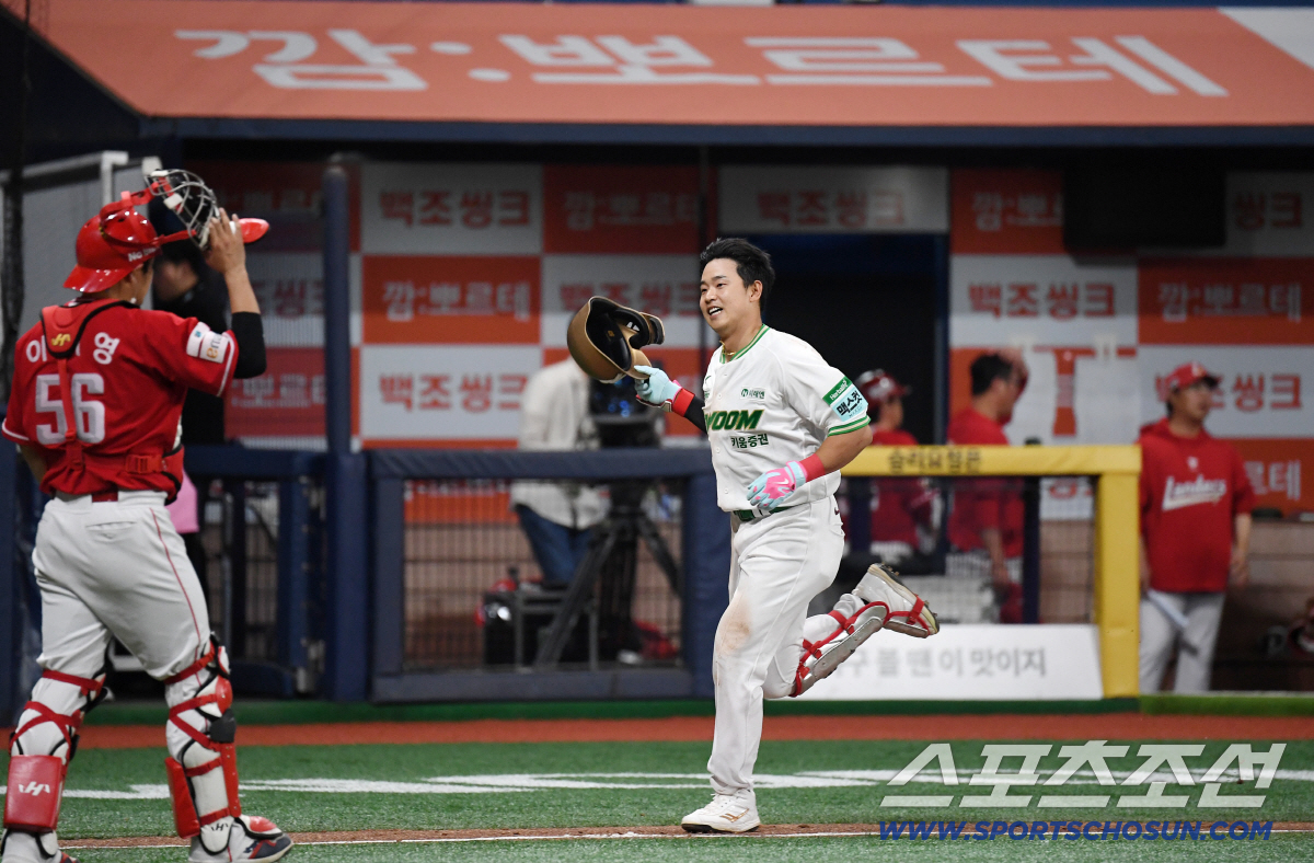 19일 고척 스카이돔에서 열린 키움과 SSG의 경기. 9회말 키움 김웅빈이 SSG 조병현을 상대로 끝내기홈런을 날렸다. 득점하고 있는 김웅빈. 고척=송정헌 기자 songs@sportschosun.com/2026.05.19/
