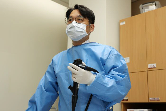 내시경 검사를 하고 있는 이윤 교수