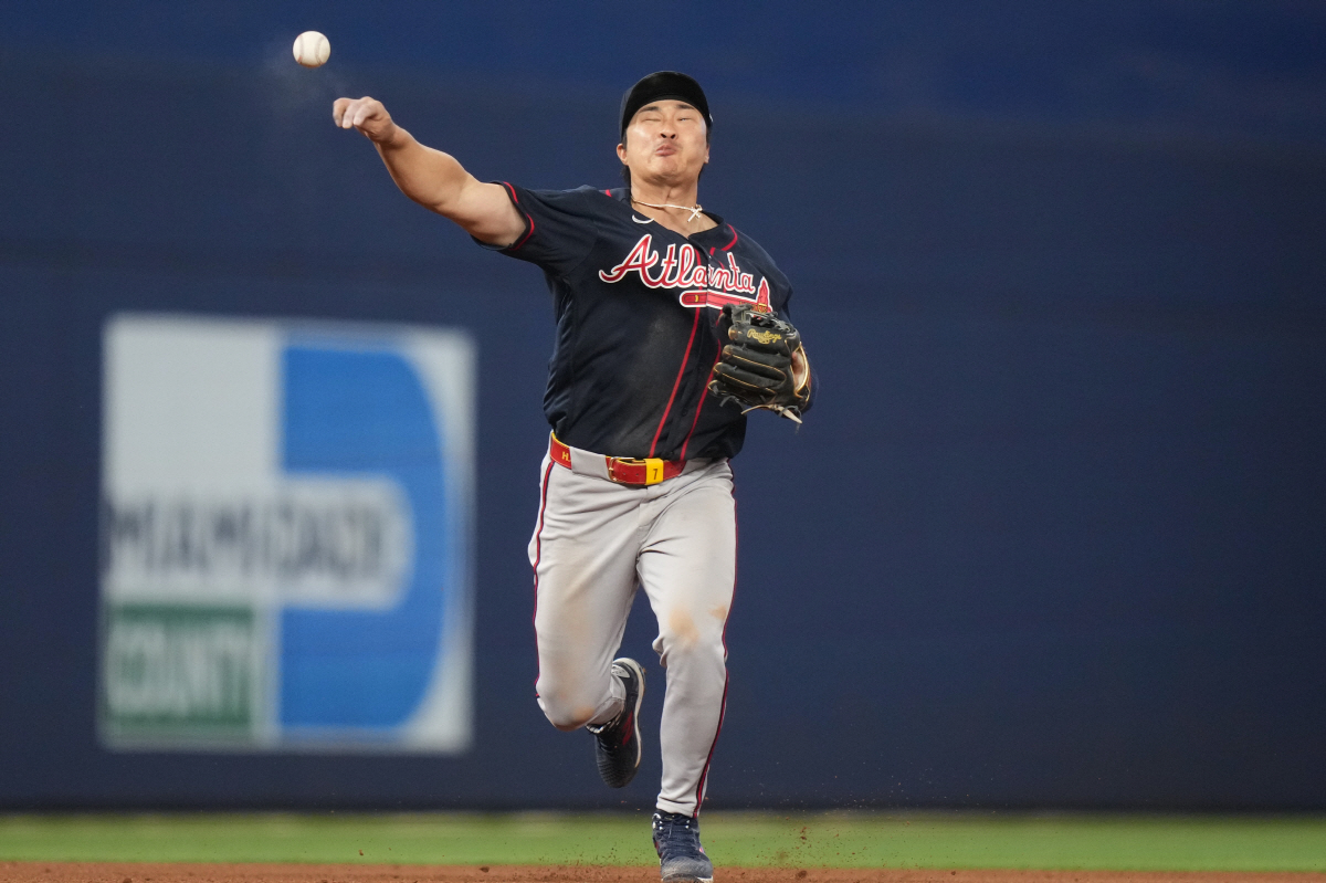 Atlanta Braves shortstop Ha-Seong Kim throws to first where Miami Marlins' Otto Lopez was out during the ninth inning of a baseball game, Tuesday, May 19, 2026, in Miami. (AP Photo/Lynne Sladky)