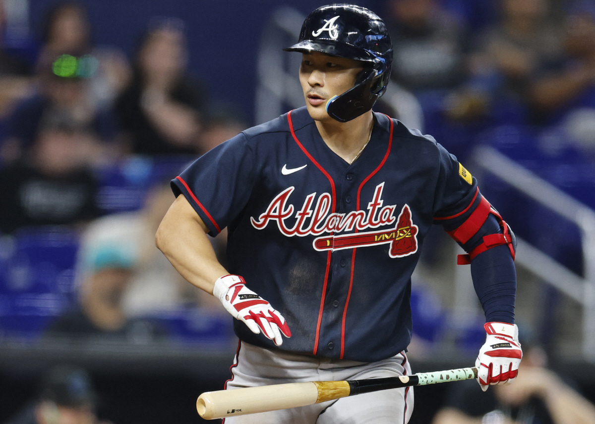 MIAMI, FLORIDA - MAY 19: Ha-Seong Kim #7 of the Atlanta Braves walks during the eighth inning against the Miami Marlins at loanDepot park on May 19, 2026 in Miami, Florida. Carmen Mandato/Getty Images/AFP (Photo by Carmen Mandato / GETTY IMAGES NORTH AMERICA / Getty Images via AFP)