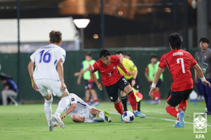 [U-17 아시안컵]"日 축구 혼혈 유망주 무섭네" 韓 조기탈락한 대회서 97분 동점골→'제다의 기적'…'앙숙' 중국과 결승 빅뱅