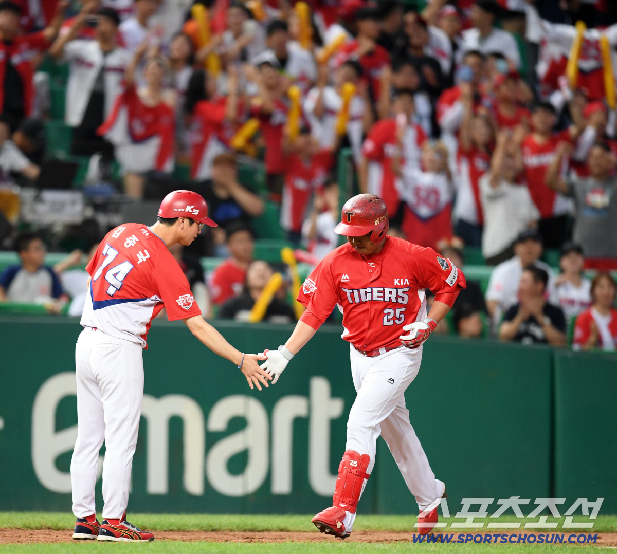 SK 와이번스와 KIA 타이거즈의 2018 KBO 리그 경기가 12일 인천 SK행복드림구장에서 열렸다. 5회초 KIA 이범호가 좌월 솔로홈런을 날리고 김종국 3루 코치와 기쁨을 나누고 있다.인천=허상욱 기자 wook@sportschosun.com/2018.08.12/