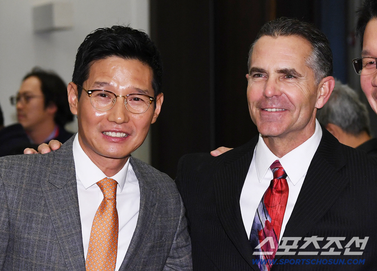 힐만 감독과 염경엽 감독이 함께 포즈를 취하고 있다. 인천=정재근 기자 cjg@sportschosun.com/2018.11.15/