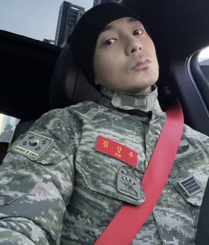 로이킴, 친누나 결혼식에 해병대 전투복 입고 등장.."아직도 몇 기냐고"