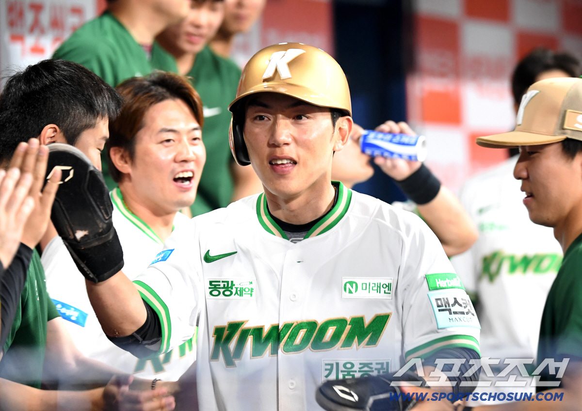 19일 고척 스카이돔에서 열린 키움과 SSG의 경기. 2회 2사 만루. SSG 타케다 폭투 때 득점에 성공한 키움 서건창. 고척=송정헌 기자 songs@sportschosun.com/2026.05.19/