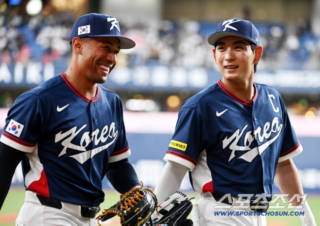 지난 3월 3일 일본 오사카 교세라돔에서 열린 WBC(월드베이스볼클래식) 한국과 오릭스 버팔로스의 경기에서 이정후와 저마이 존스(왼쪽)가 발걸음을 옮기고 있다. 오사카(일본)=허상욱 기자 wook@sportschosun.com