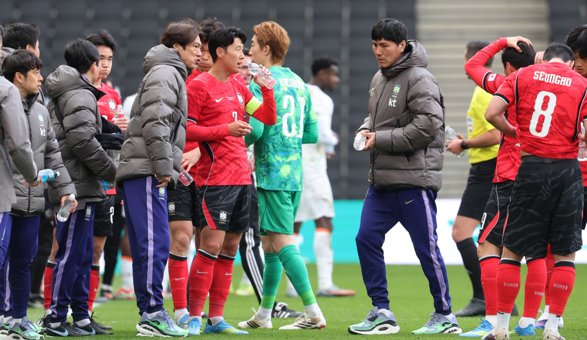 하이드레이션 브레이크, 작전 지시하는 홍명보 (밀턴킨스[영국]=연합뉴스) 최재구 기자 = 한국축구국가대표팀 홍명보 감독이 28일(현지시간) 영국 밀턴킨스 스타디움 MK에서 열린 코트디부아르와 평가전에서 하이드레이션 브레이크 때 손흥민에게 작전지시를 하고 있다. 2026.3.29 jjaeck9@yna.co.kr(끝)