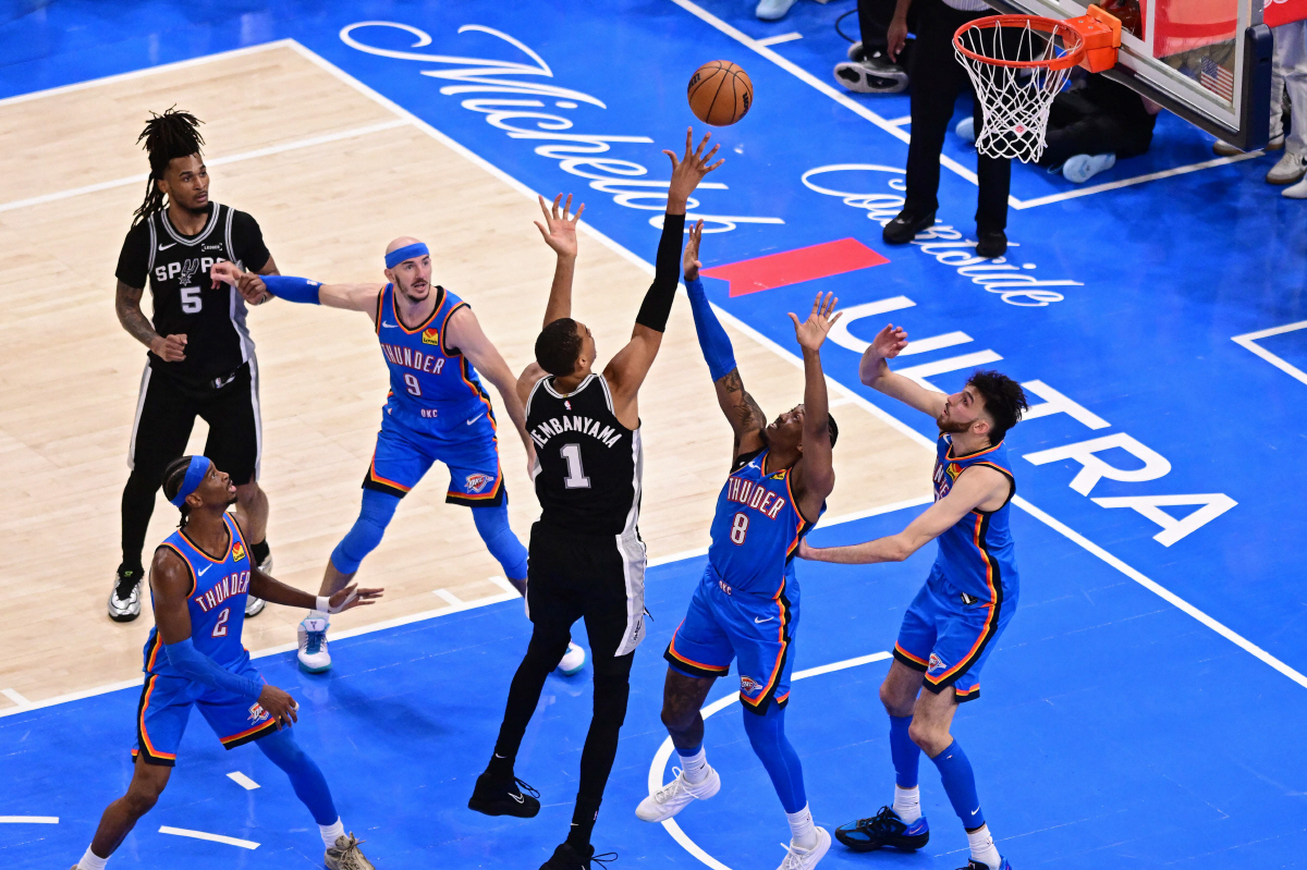 OKLAHOMA CITY, OKLAHOMA - MAY 18: Victor Wembanyama #1 of the San Antonio Spurs shoots the ball against Jalen Williams #8 and Chet Holmgren #7 of the Oklahoma City Thunder during the fourth quarter in Game One of the NBA Western Conference Finals at Paycom Center on May 18, 2026 in Oklahoma City, Oklahoma. NOTE TO USER: User expressly acknowledges and agrees that, by downloading and or using this photograph, User is consenting to the terms and conditions of the Getty Images License Agreement. Joshua Gateley/Getty Images/AFP (Photo by Joshua Gateley / GETTY IMAGES NORTH AMERICA / Getty Images via AFP)