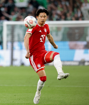 '日유리몸'이 이렇게 인기가 많다고? 김민재에 밀린 히로키, 도르트문트-브라이턴-리즈-웨스트햄이 '러브콜'....바이에른도 2500만유로면 'OK'
