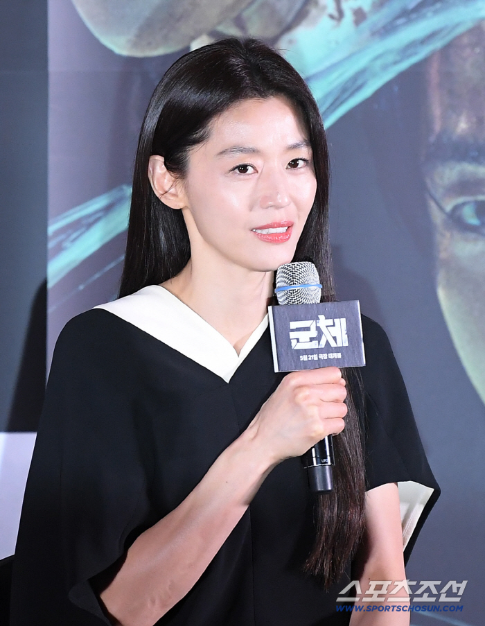'군체' 전지현, 생애 첫 칸 초청 소감에…"감사한 자리, 큰 에너지 얻고 와"