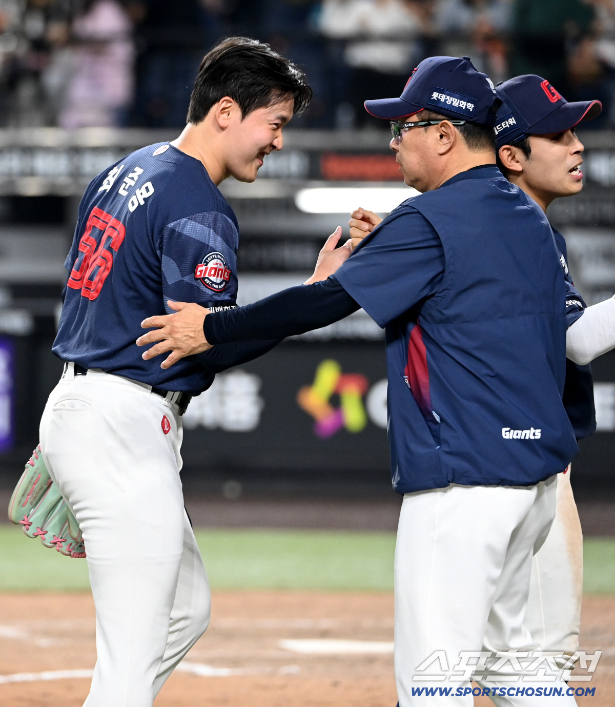19일 대전한화생명볼파크에서 열린 롯데와 한화의 경기. 롯데가 6대4로 승리하며 2연패에서 탈출했다. 승리의 기쁨을 나누는 김태형 감독과 최준용의 모습. 대전=허상욱 기자 wook@sportschosun.com/2026.05.19/