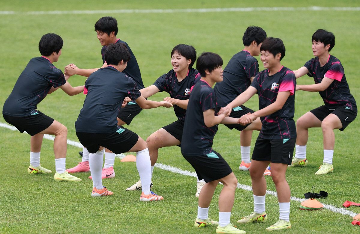 경기 앞두고 훈련하는 내고향축구단 선수들