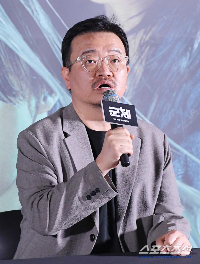 '군체' 연상호 감독 "칸 초청도 기쁘지만, IMAX관에서 韓취재진과 봐서 더 기뻐"