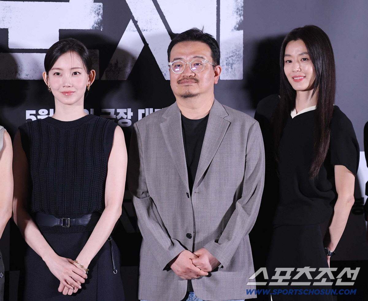 영화 '군체'의 언론 시사회 및 기자간담회가 20일 오후 서울 CGV용산에서 열렸다. 신현빈, 연상호 감독, 전지현이 포즈 취하고 있다. 정재근 기자 cjg@sportschosun.com/2026.5.20